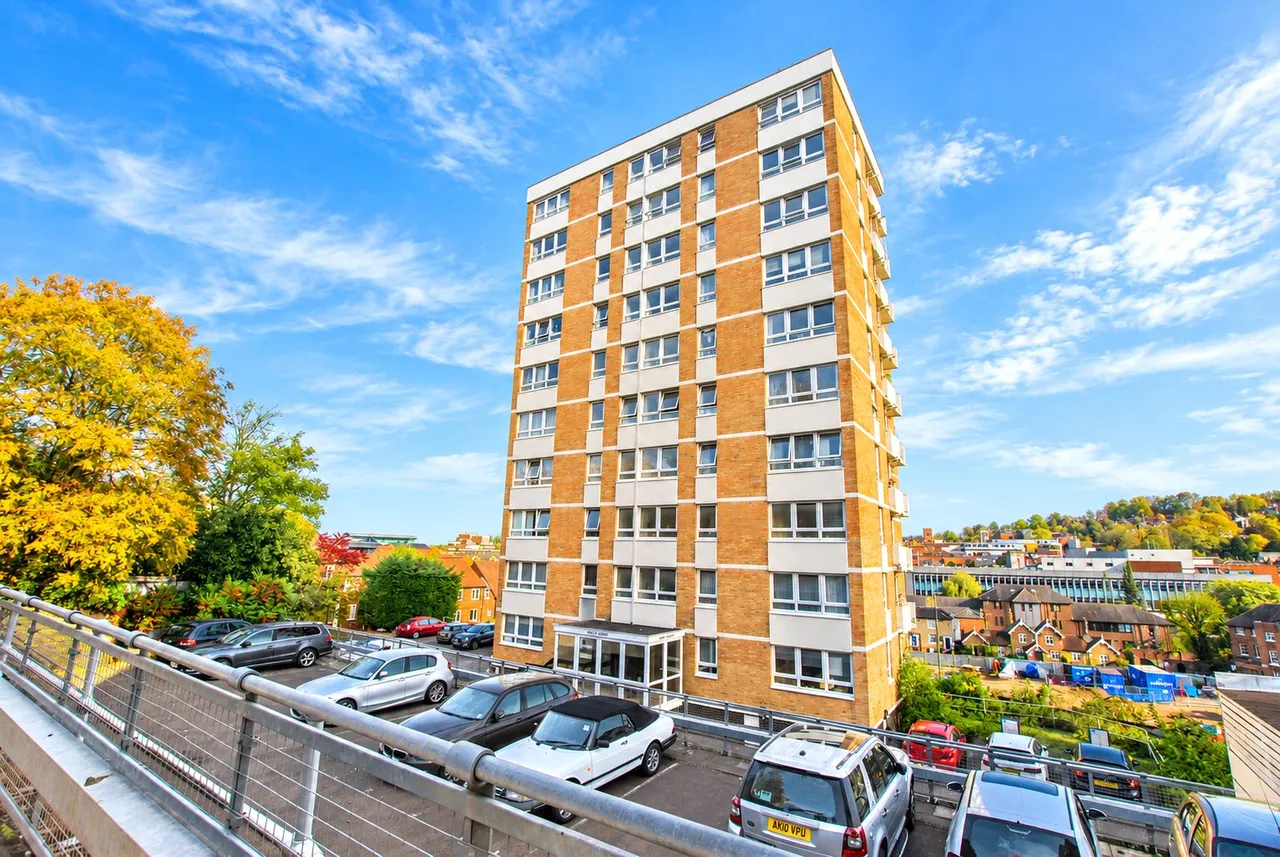1 bed flat to rent, Mount Court, The Mount, GU2