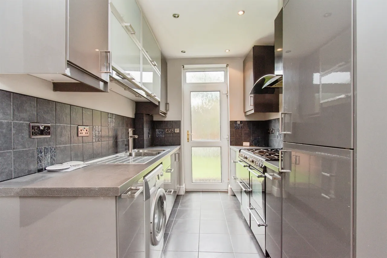 Roundhill Road, CASTLEFORD, photo 8