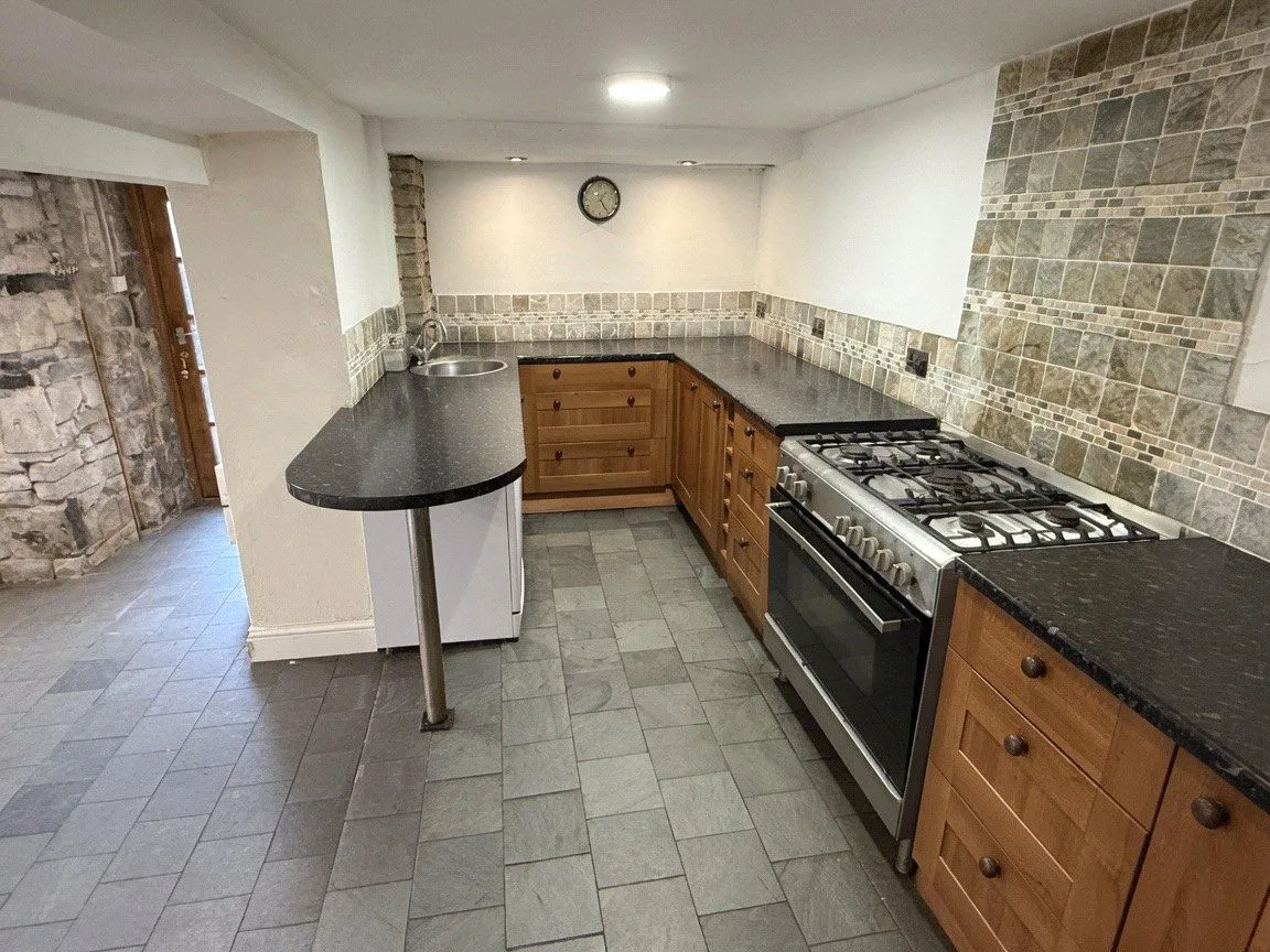 Huddersfield Road, Waterhead, OL4, photo 4