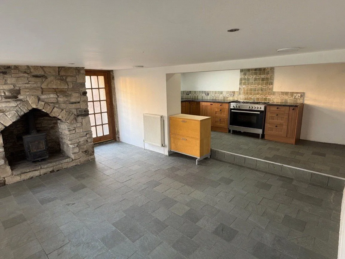 Huddersfield Road, Waterhead, OL4, photo 6