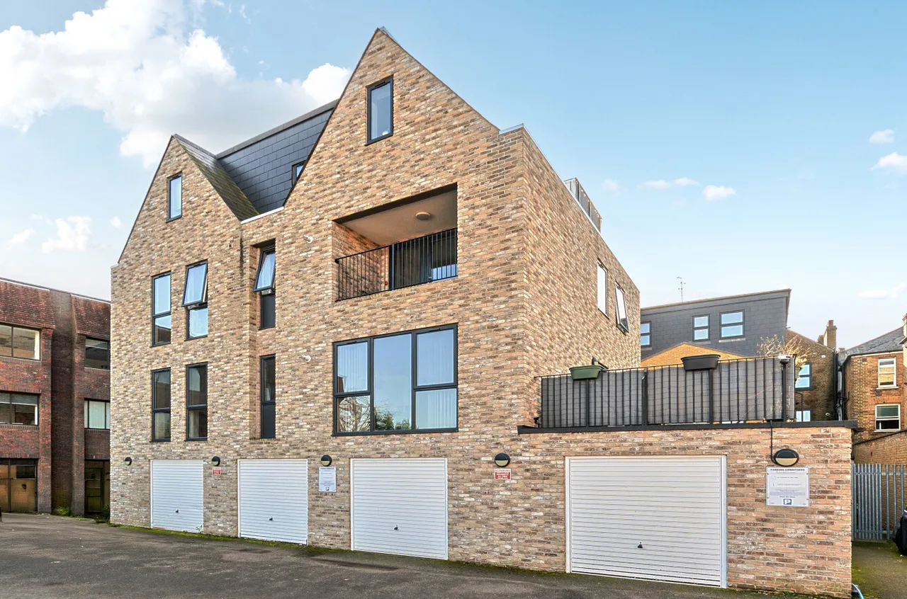 2 bed flat for sale, High Street, Walton-on-Thames, KT12