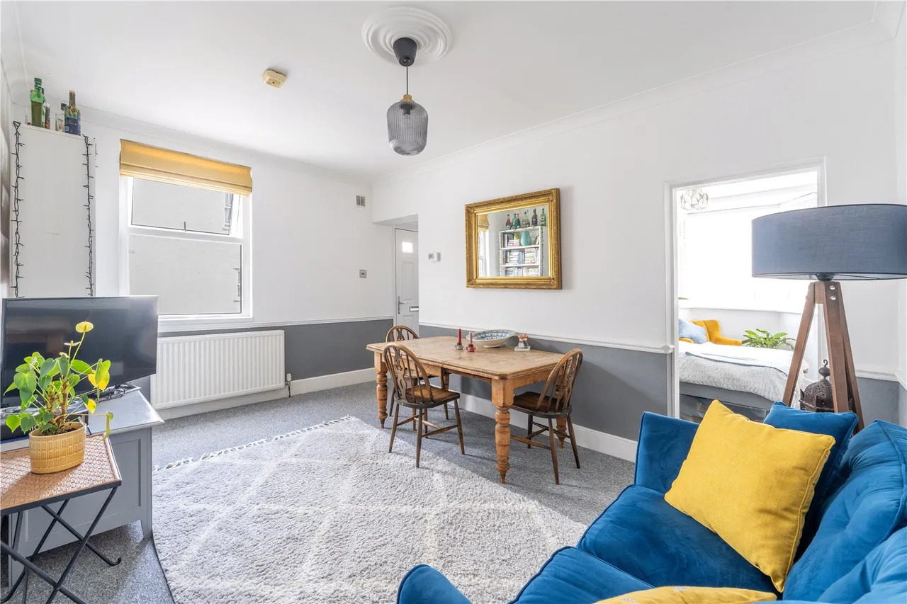 2 bed flat for sale — Gould Road, Twickenham, TW2 6RW