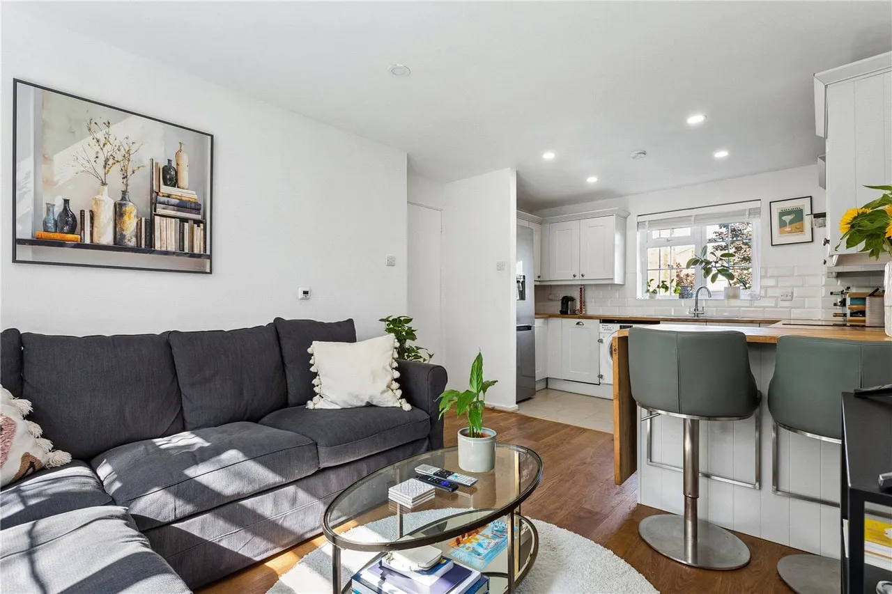 2 bed flat for sale, Ashdown Way, London, SW17