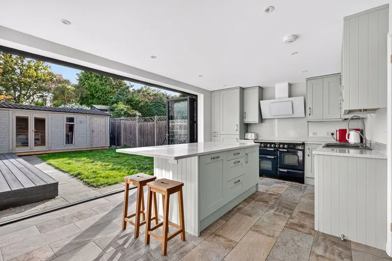 4 bed house for sale — Woodlands Park, Addlestone KT15 1AG