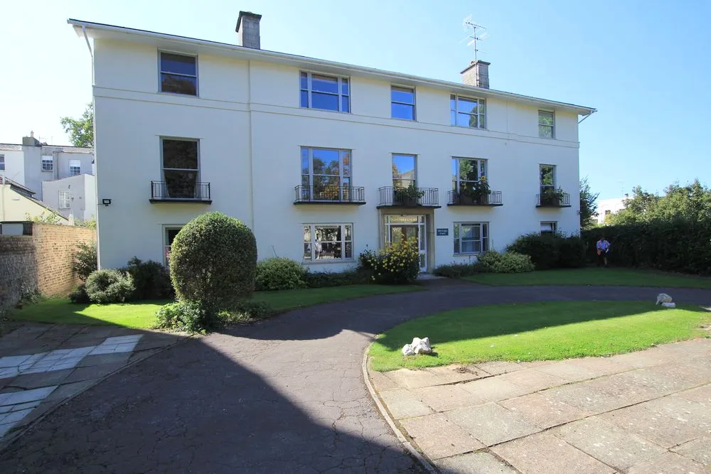 2 bed flat to rent, Court Wellington Square, Cheltenham, GL50