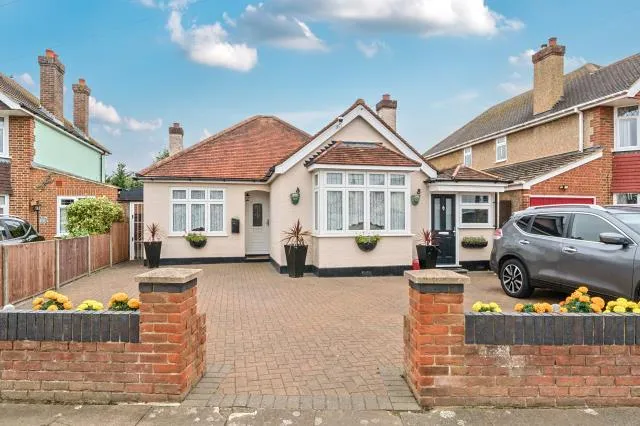 3 bed house for sale, The Drive, Ashford, TW15