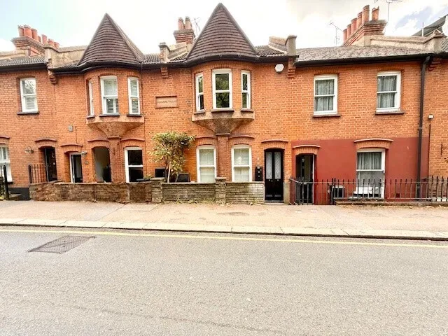 3 bed house to rent — High Road, Loughton, IG10
