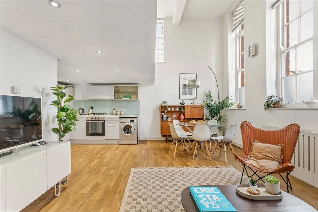 3 bed flat for sale, Gatton Road, London, SW17