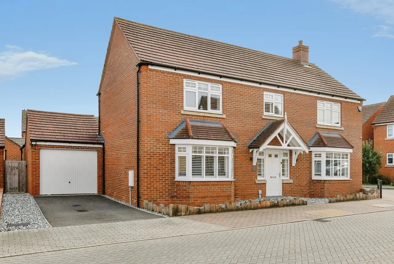 4 bed house for sale, Woodpecker Mead, Lower Stondon, SG16