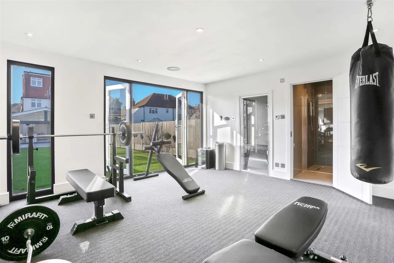 Farm Way, Worcester Park, Surrey, KT4 8RX, photo 10