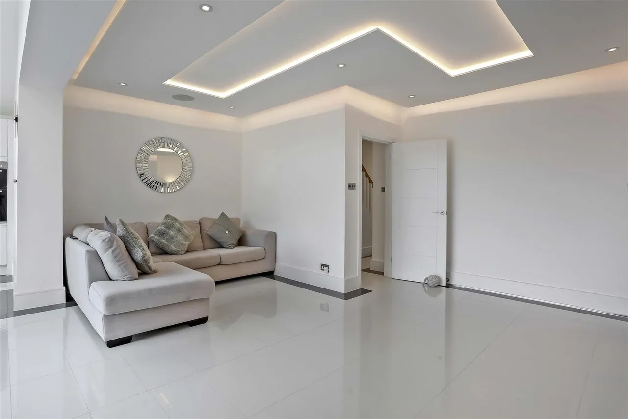Farm Way, Worcester Park, Surrey, KT4 8RX, photo 5