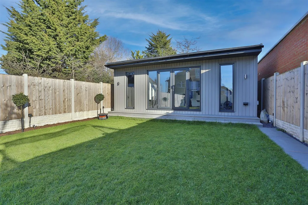 Farm Way, Worcester Park, Surrey, KT4 8RX, photo 9