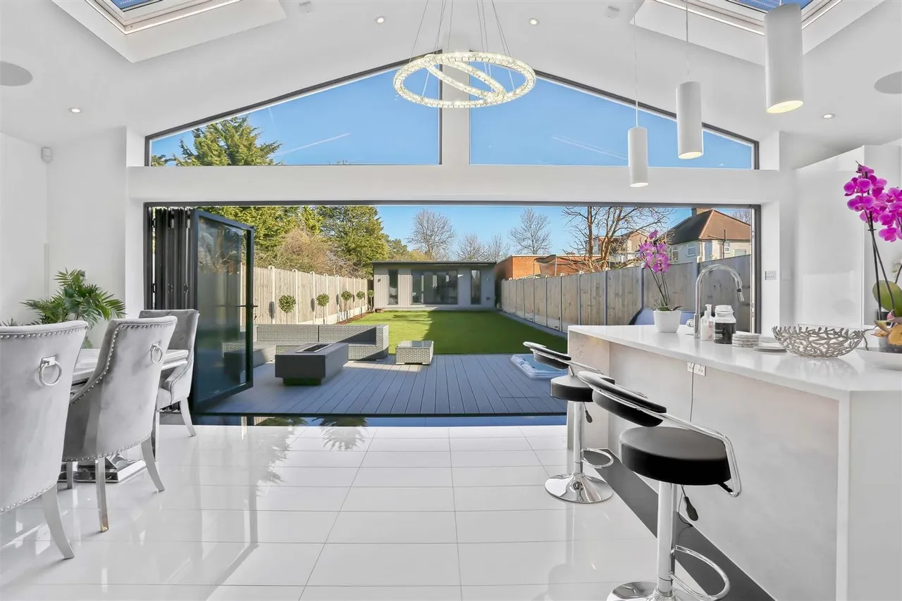5 bed house for sale — Farm Way, Worcester Park, Surrey, KT4 8RX