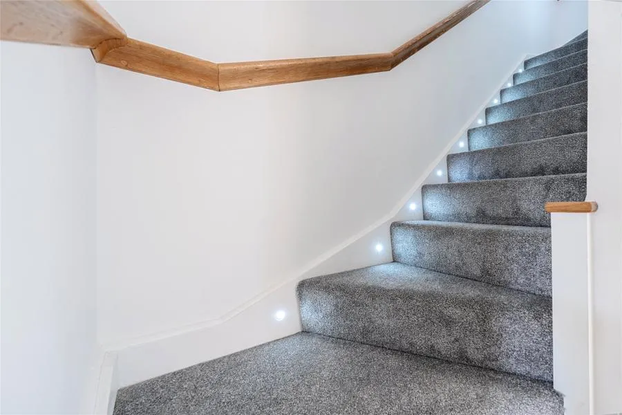 Stone Crescent, GL51, photo 14