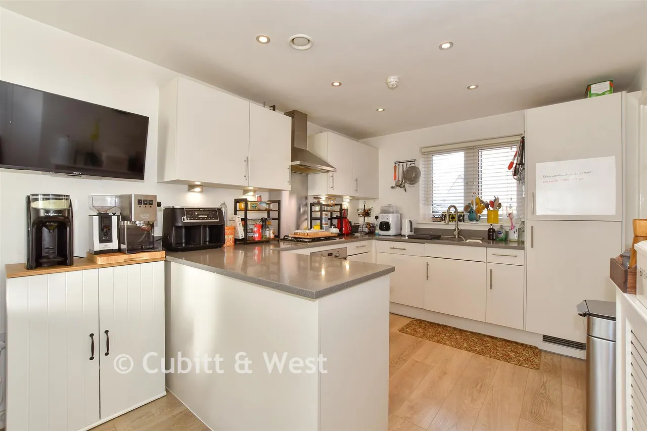 Eames Way, Crawley, RH10, photo 3