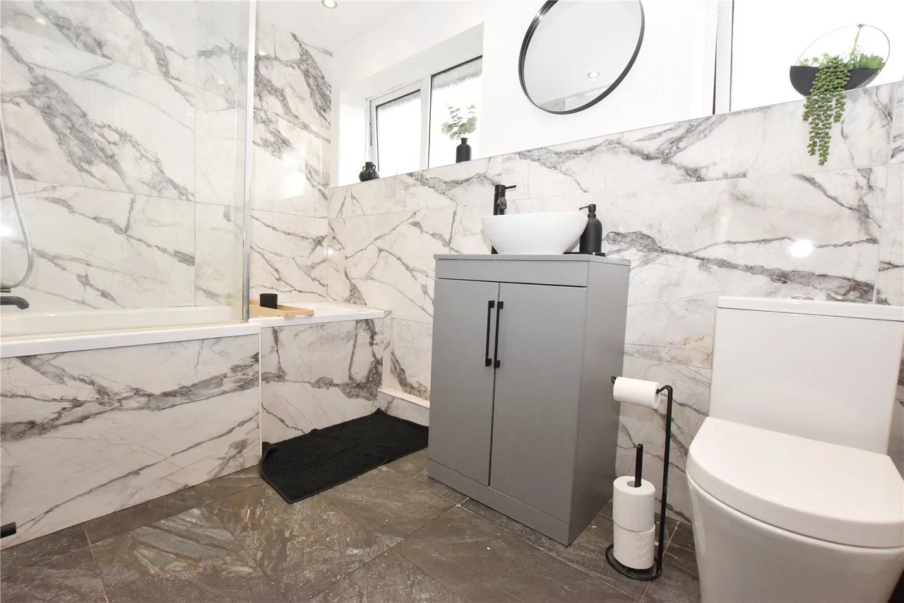 Woolley Close, Hollingworth, SK14, photo 3