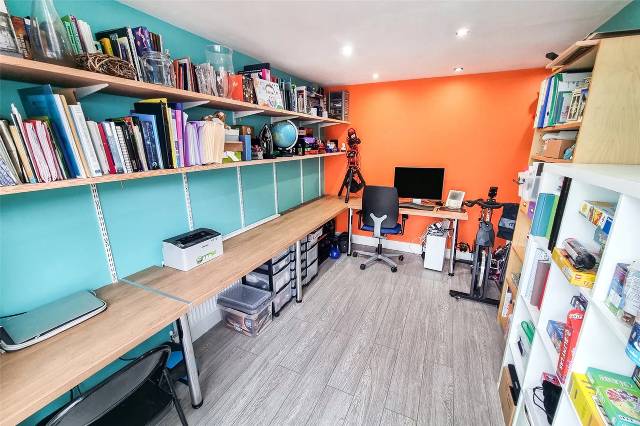 Derwent Avenue, Ash Vale, Guildford, Surrey, GU12 5AN, photo 6