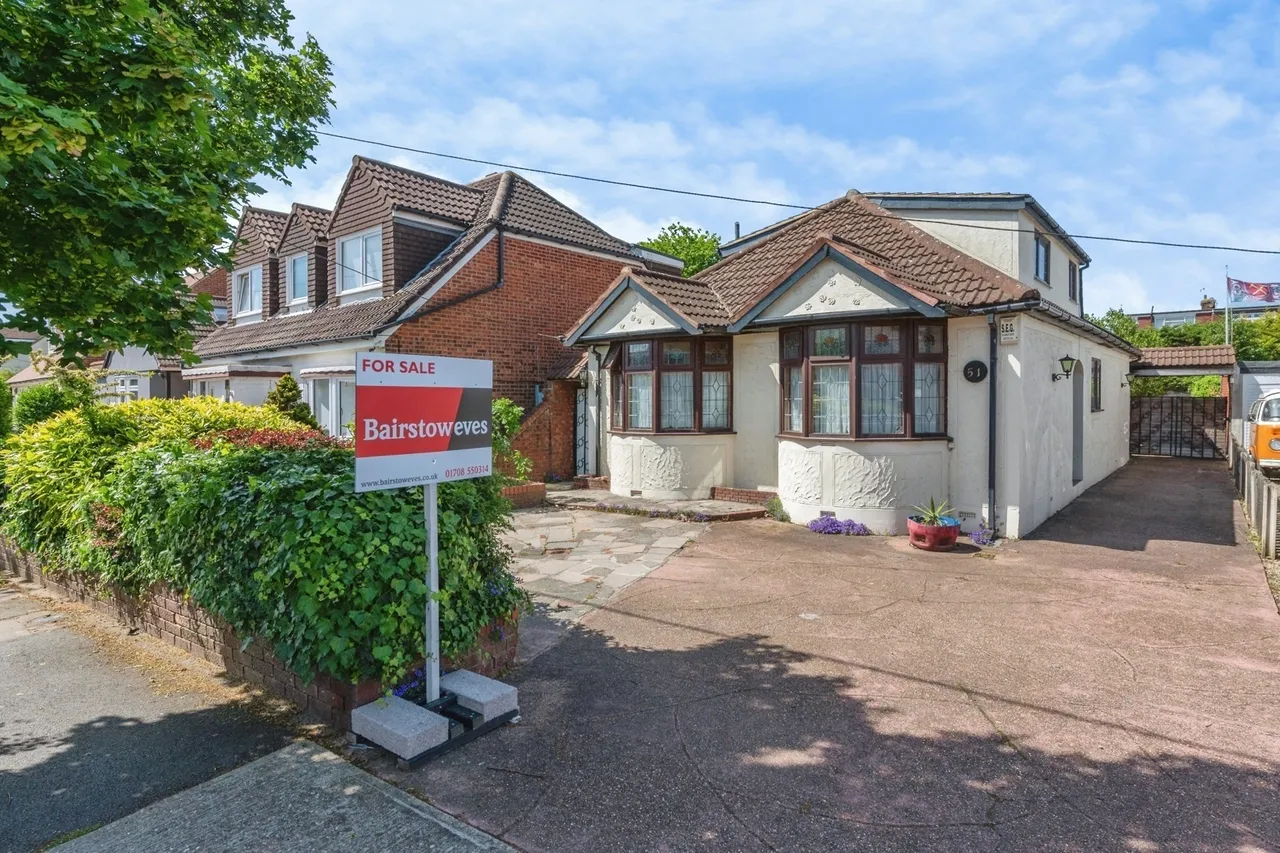 4 bed house for sale, Lake Avenue, Rainham, RM13