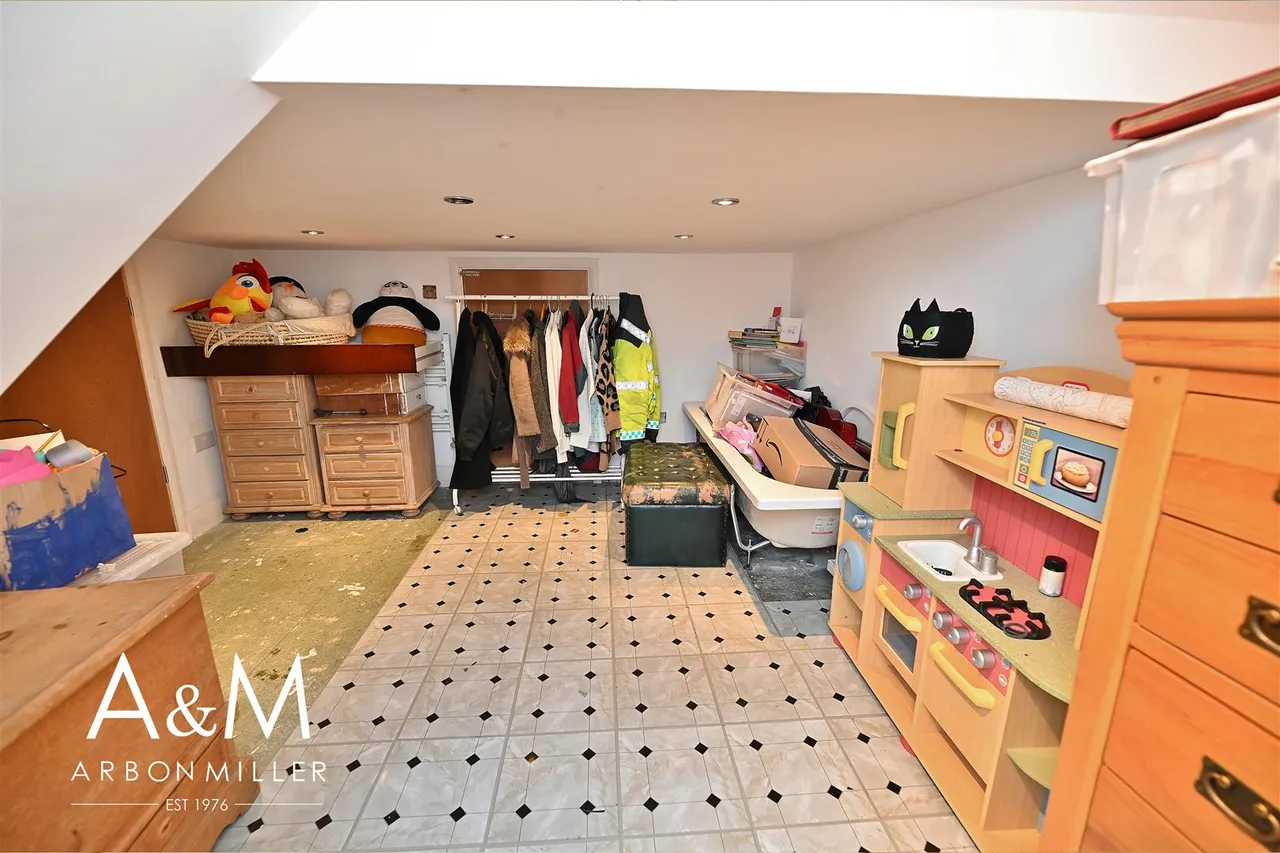 Clayhall Avenue, Clayhall, Essex, Ilford, IG50LE, photo 20