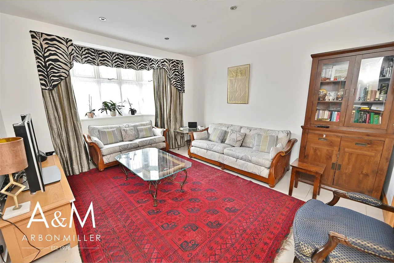 Clayhall Avenue, Clayhall, Essex, Ilford, IG50LE, photo 3