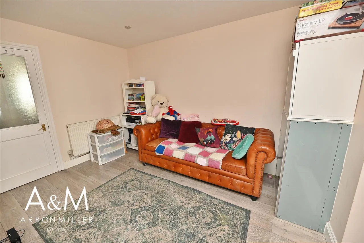 Clayhall Avenue, Clayhall, Essex, Ilford, IG50LE, photo 10
