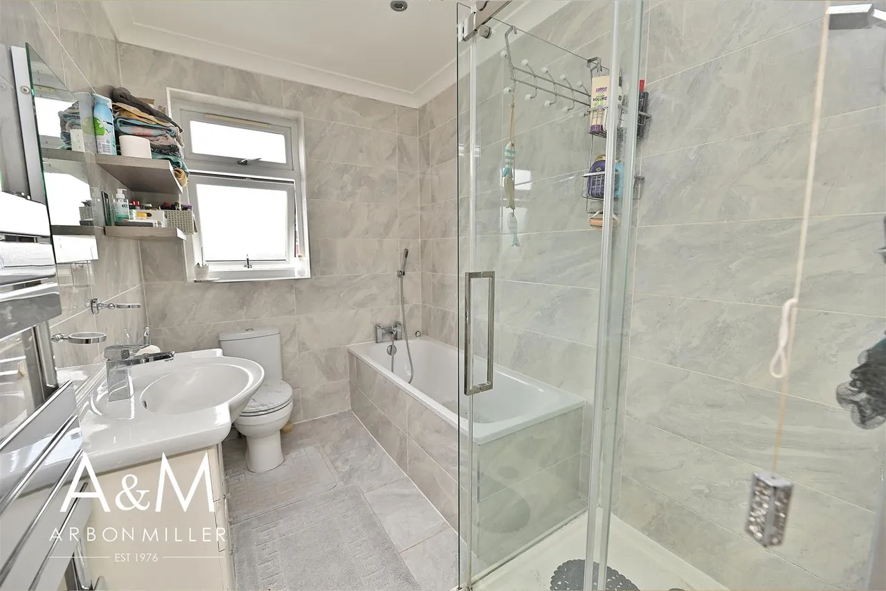 Clayhall Avenue, Clayhall, Essex, Ilford, IG50LE, photo 17