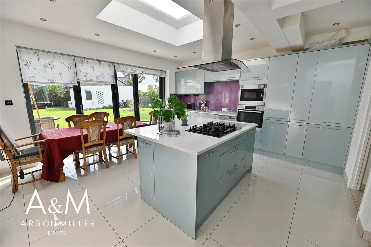 Clayhall Avenue, Clayhall, Essex, Ilford, IG50LE, photo 2