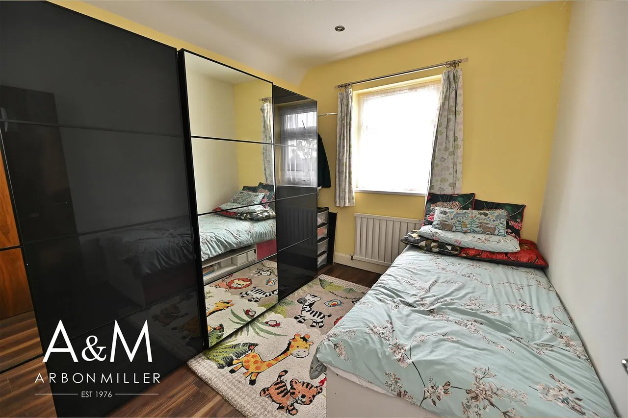 Clayhall Avenue, Clayhall, Essex, Ilford, IG50LE, photo 15