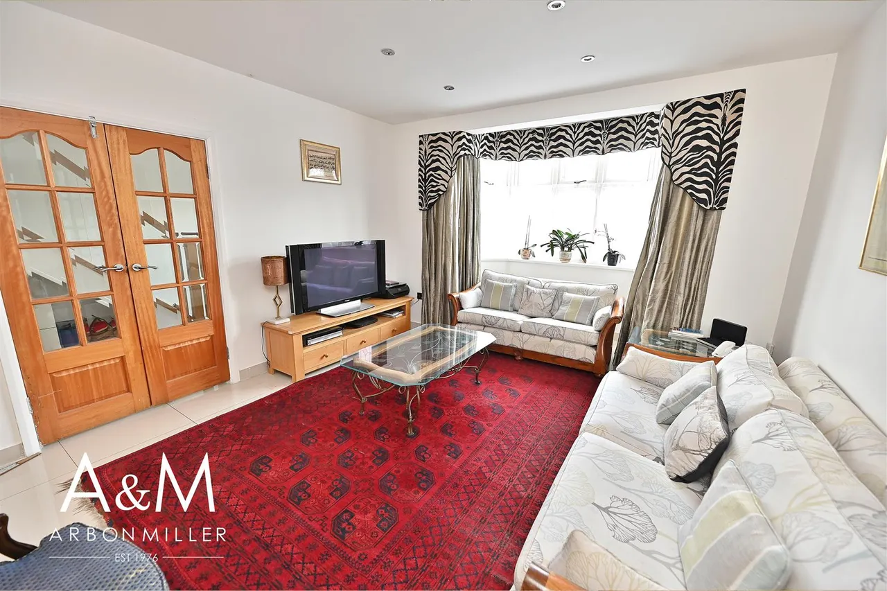 Clayhall Avenue, Clayhall, Essex, Ilford, IG50LE, photo 4