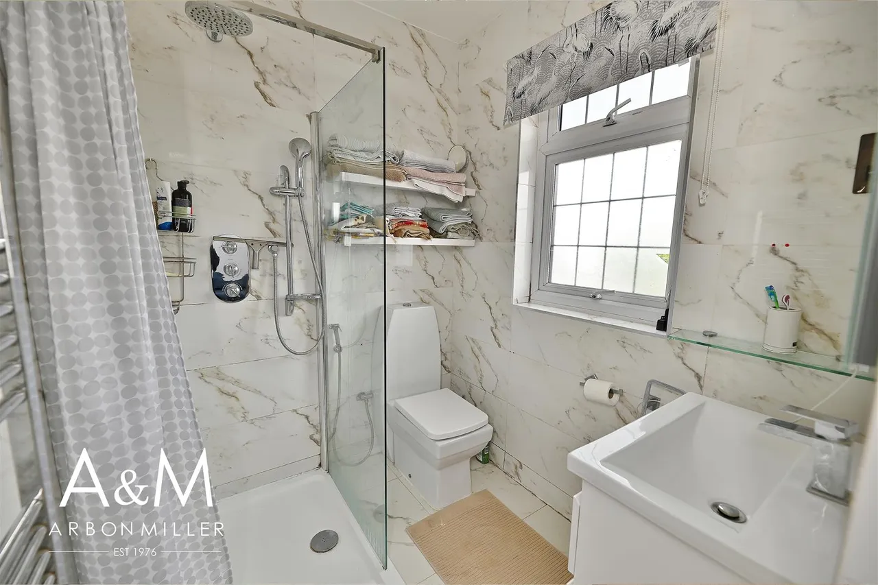 Clayhall Avenue, Clayhall, Essex, Ilford, IG50LE, photo 13