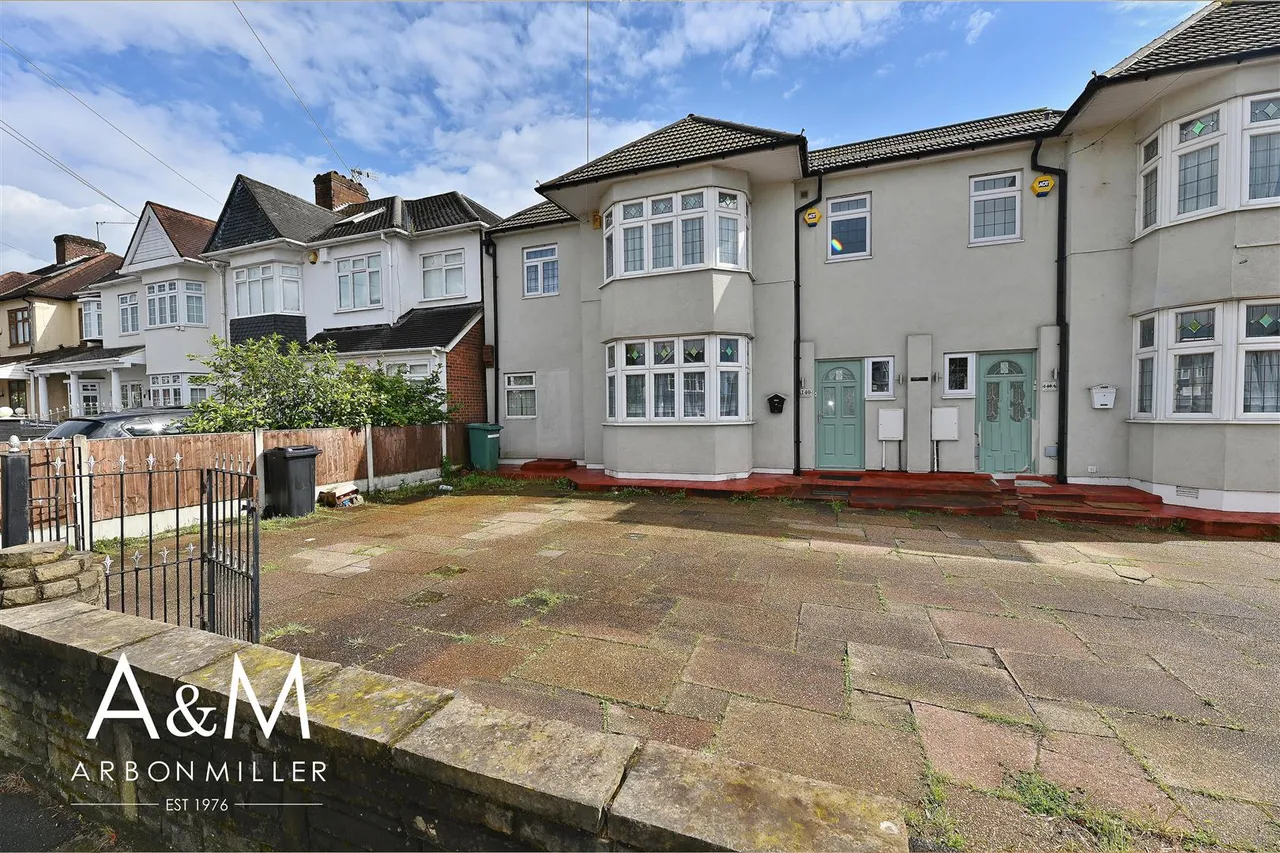 5 bed property for sale — Clayhall Avenue, Clayhall, Essex, Ilford, IG50LE