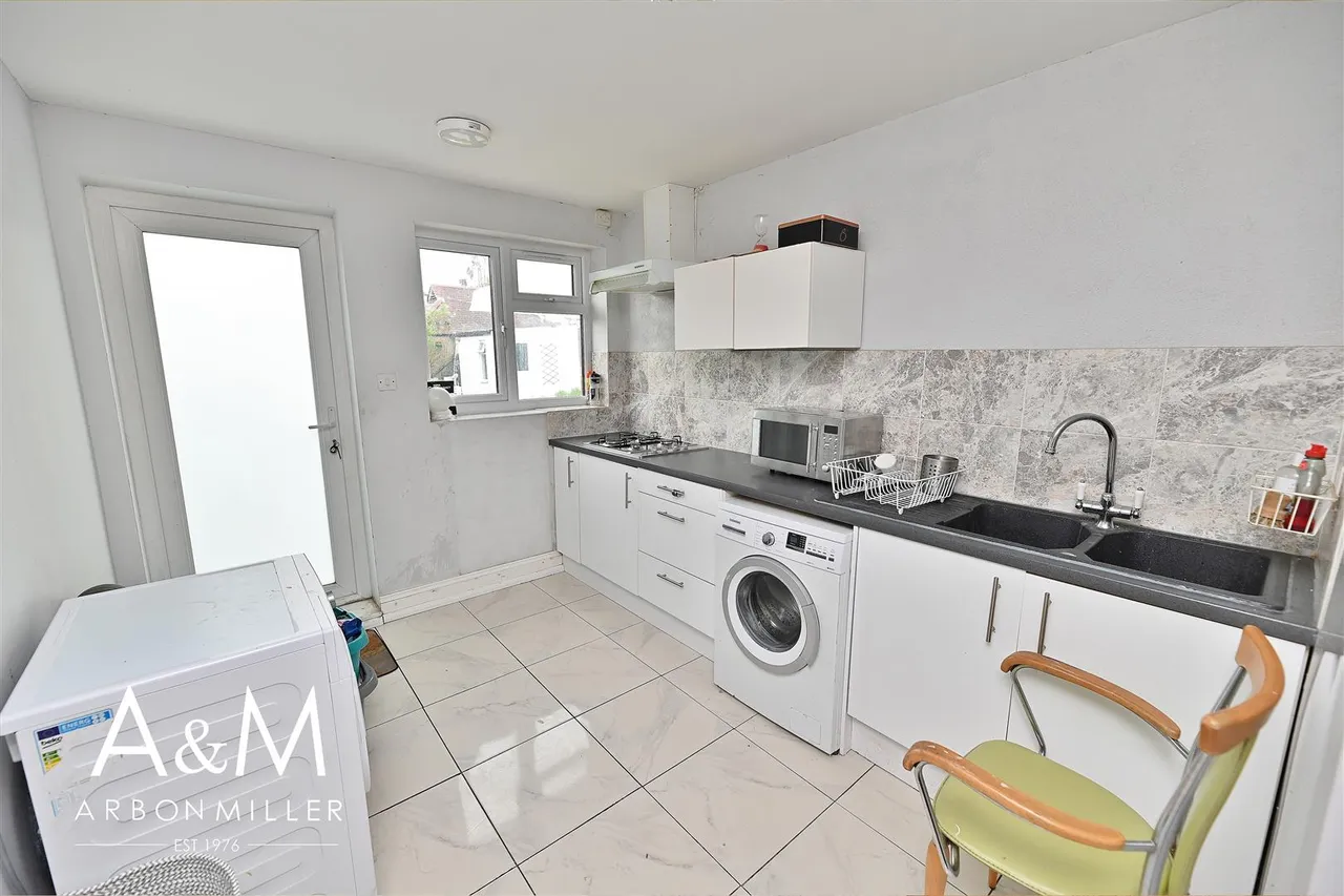 Clayhall Avenue, Clayhall, Essex, Ilford, IG50LE, photo 11