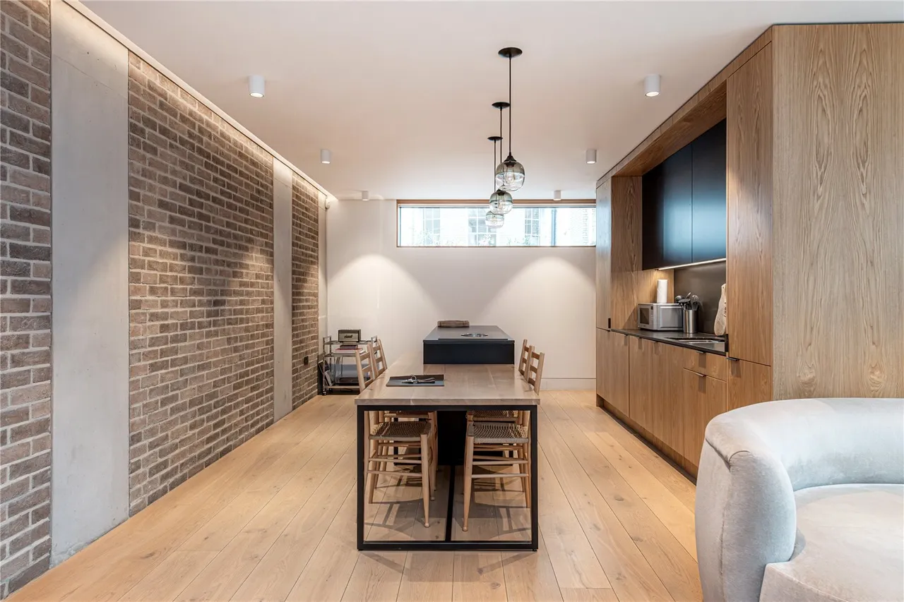 Weymouth Mews, Marylebone, W1G, photo 2