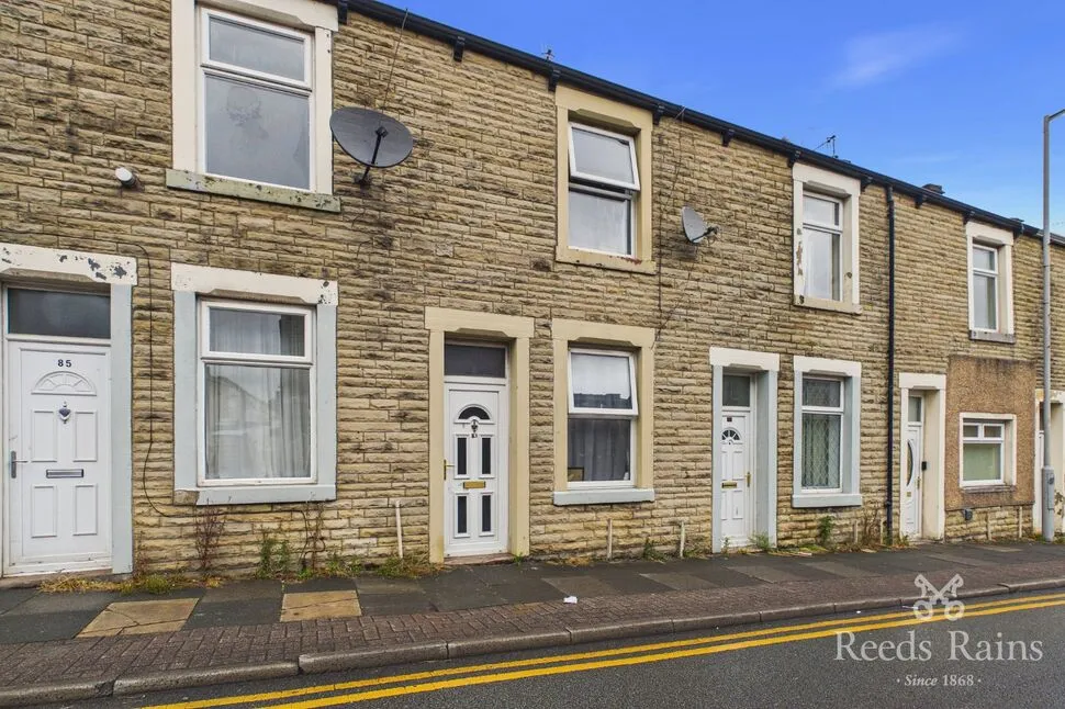 2 bed house to rent — Parliament Street, Burnley, Lancashire, BB11