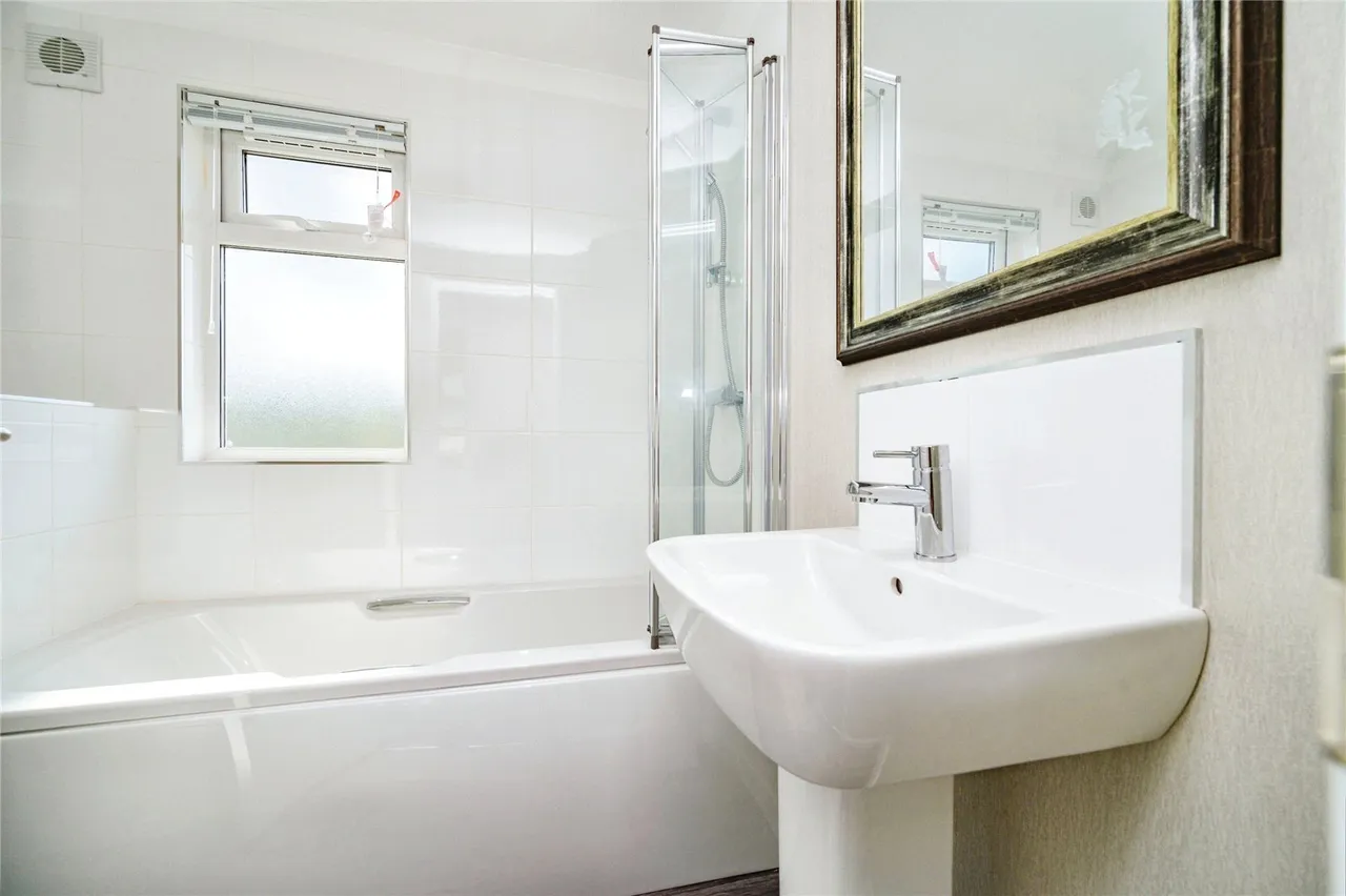 Hillcrest Caravan Site, Manor Road, Woodside, Luton, LU1, photo 9