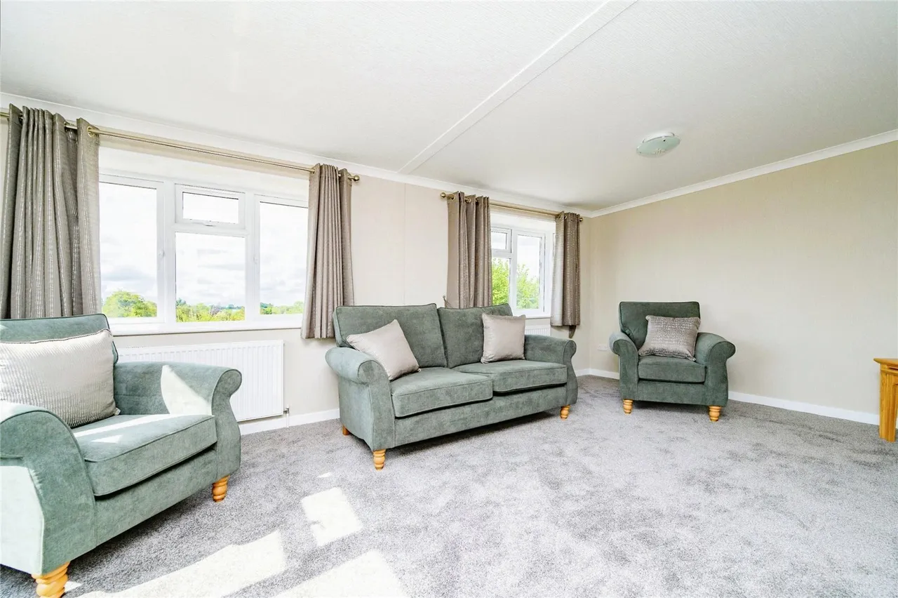 Hillcrest Caravan Site, Manor Road, Woodside, Luton, LU1, photo 3
