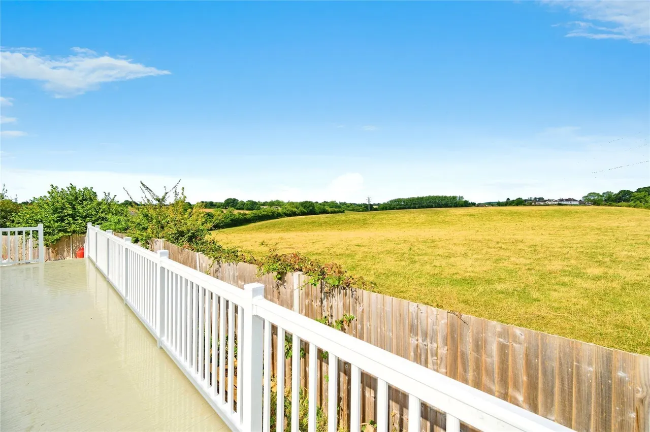 Hillcrest Caravan Site, Manor Road, Woodside, Luton, LU1, photo 12