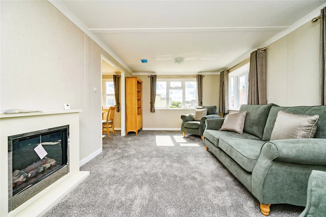 Hillcrest Caravan Site, Manor Road, Woodside, Luton, LU1, photo 6
