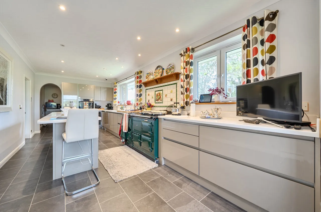 Hensting Lane, Fishers Pond, SO50, photo 7