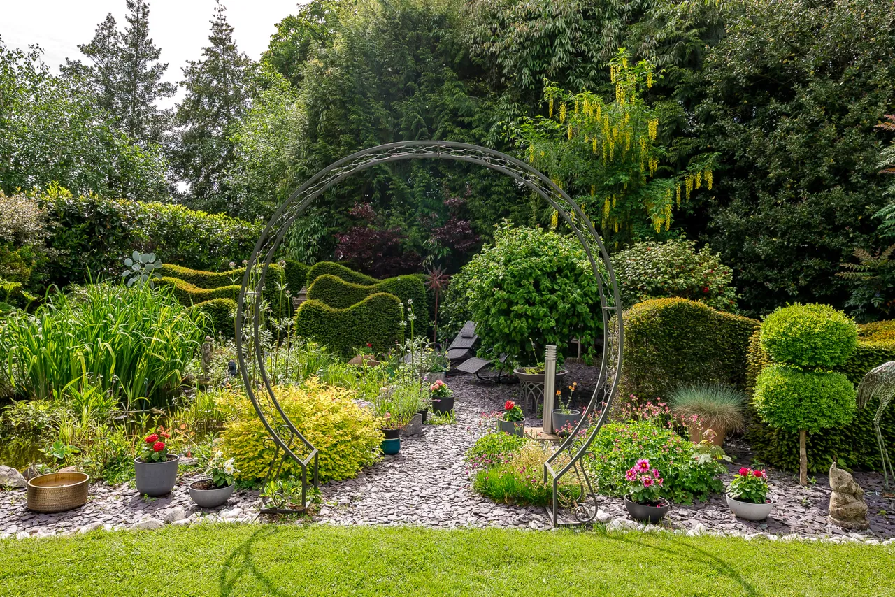 Broad Lane, Hale, WA15, photo 20