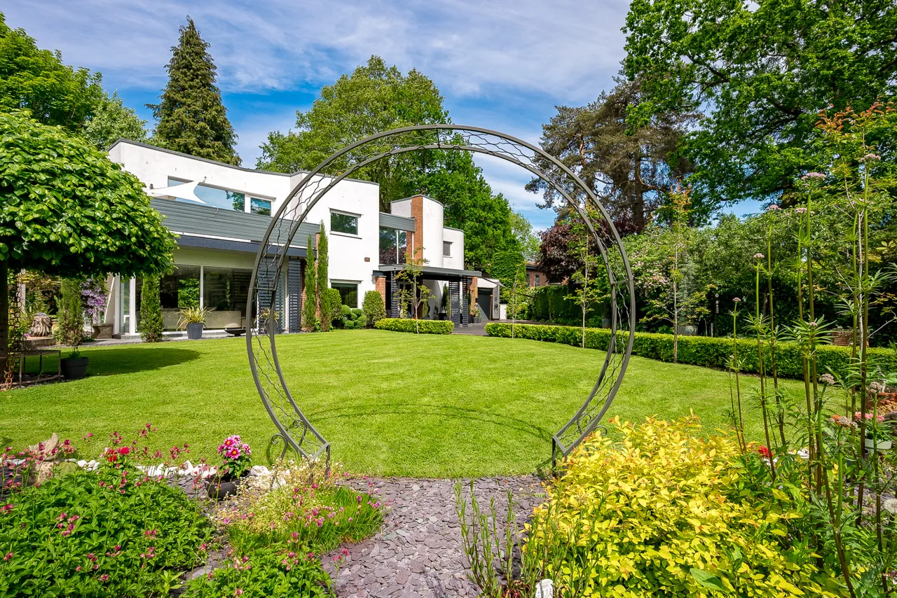 Broad Lane, Hale, WA15, photo 2