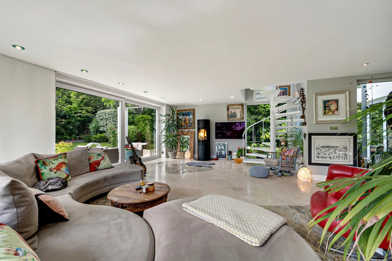 Broad Lane, Hale, WA15, photo 3