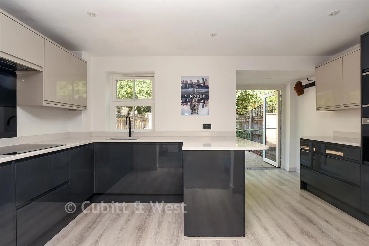 Wheeler Road, Maidenbower, RH10, photo 2