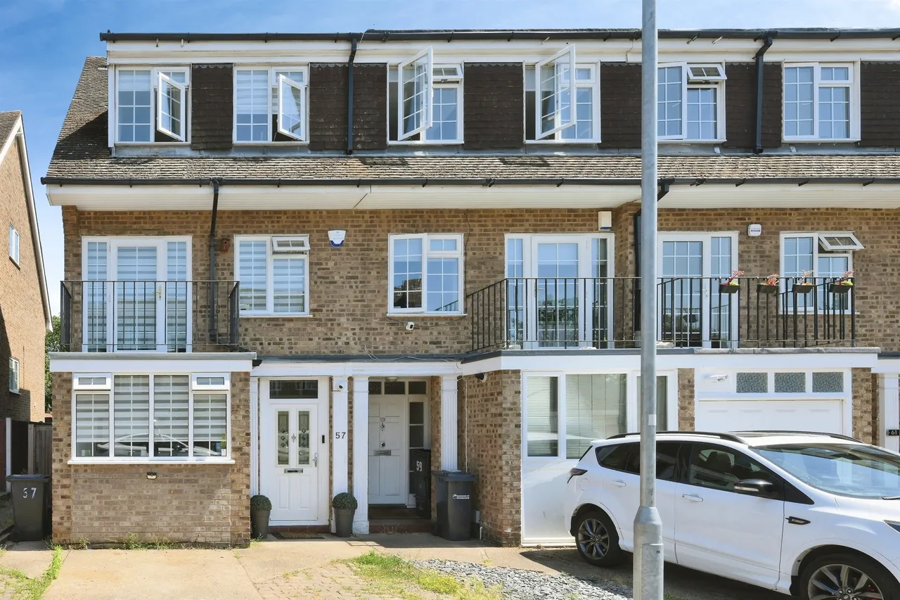 4 bed house for sale — Taylors Avenue, Hoddesdon