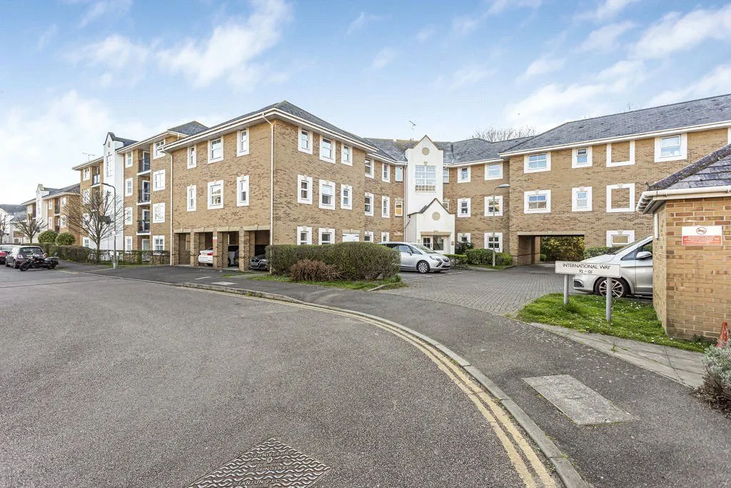 International Way, Sunbury-on-Thames, TW16, photo 10