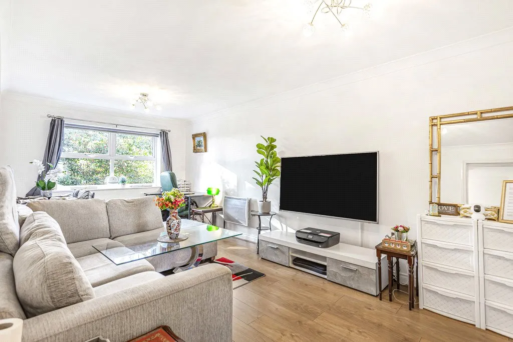 International Way, Sunbury-on-Thames, TW16, photo 2