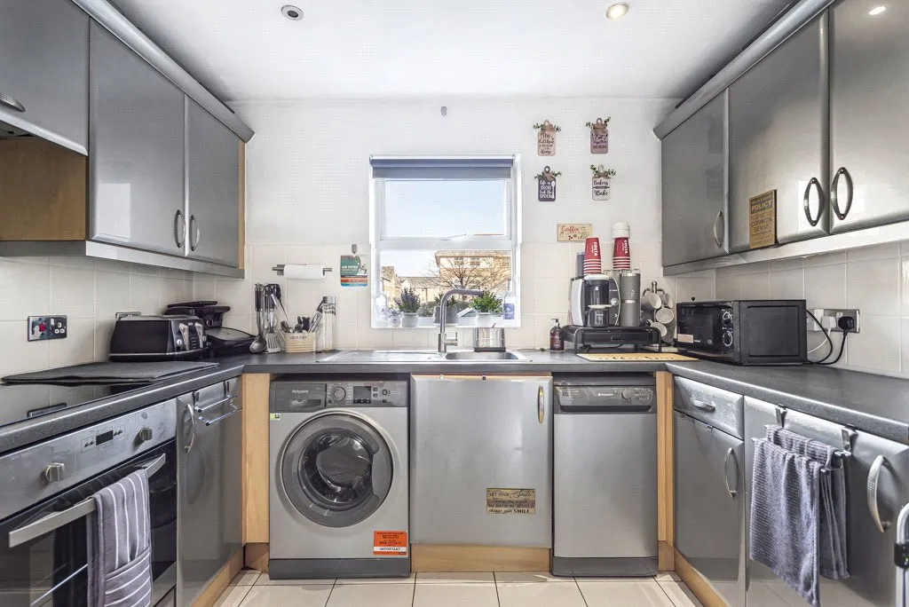 International Way, Sunbury-on-Thames, TW16, photo 3