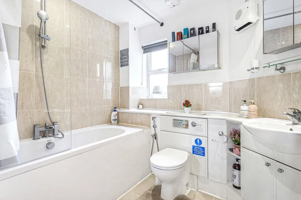 International Way, Sunbury-on-Thames, TW16, photo 5
