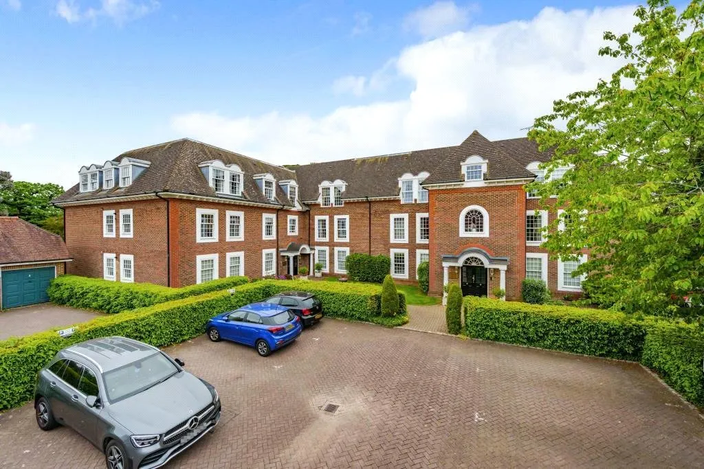 4 bed flat to rent, Wilton Court, Crossways Fees Apply, HP9