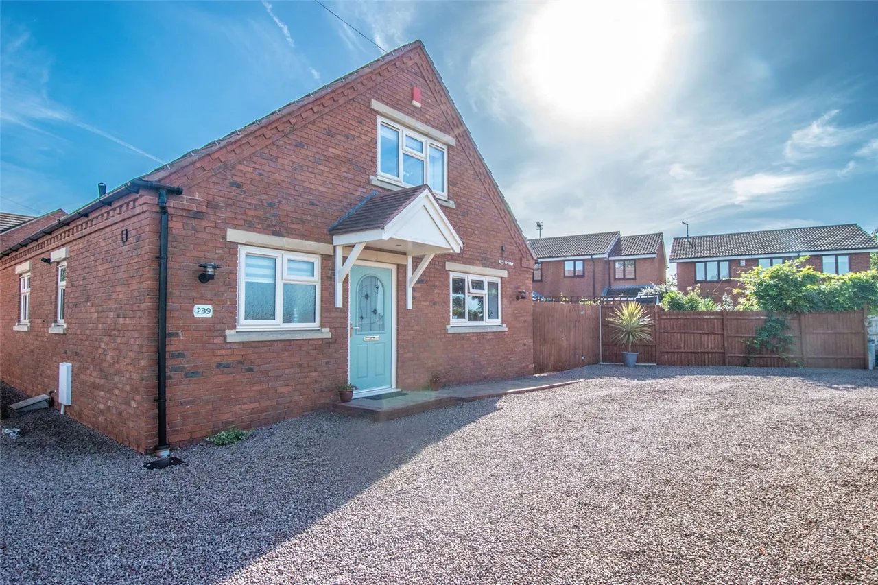 3 bed house for sale — Worcester Road, Stoke Heath, Bromsgrove, Worcestershire, B61 7JA